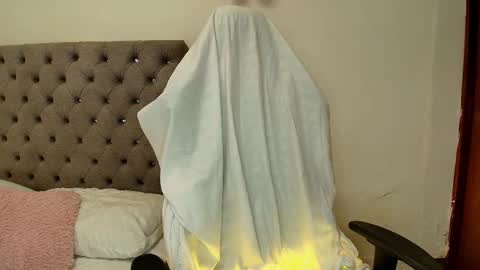 Snapshot of just_isa chatting on 03.04.26 Isa y Luci online show from 03.04.26