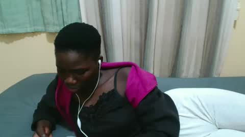 Snapshot of just_lyra chatting on 09.28.25 Lyra online show from 09.28.25