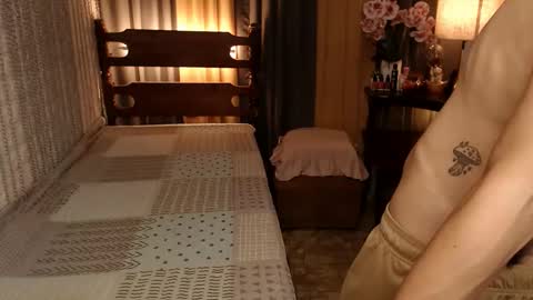 Snapshot of justine_hunk chatting on 12.16.24 justine_hunk online show from 12.16.24