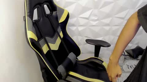 Snapshot of justinn_33 chatting on 02.20.25 J U S T I N online show from 02.20.25