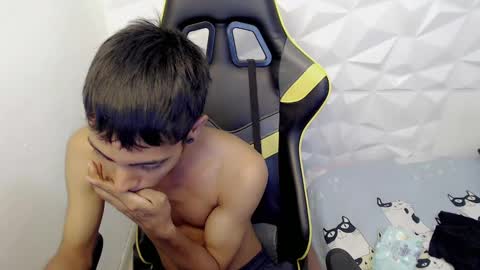 Snapshot of justinn_33 chatting on 02.26.25 J U S T I N online show from 02.26.25