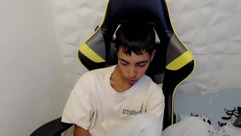 Snapshot of justinn_33 chatting on 02.27.25 J U S T I N online show from 02.27.25