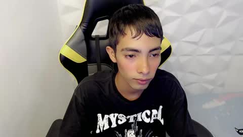 Snapshot of justinn_33 chatting on 03.04.25 J U S T I N online show from 03.04.25