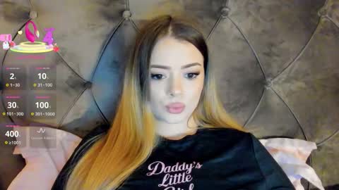 Snapshot of kailyn_moen01 chatting on 10.11.25 Kailyn online show from 10.11.25