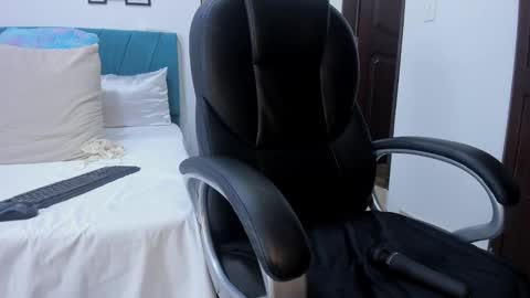 Snapshot of kam_lopez chatting on 10.25.25 Kamilalopez online show from 10.25.25