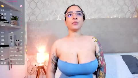 Snapshot of kamilabetancourt chatting on 10.15.25 Kamila Betancourt online show from 10.15.25