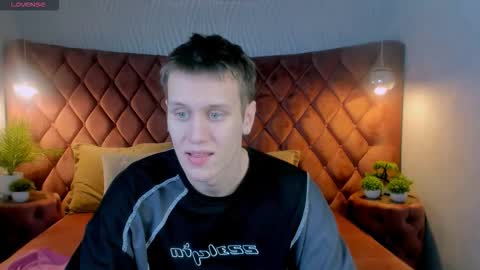 Snapshot of kane_wolfs chatting on 10.04.25 Kane online show from 10.04.25