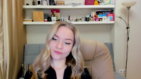 Snapshot of kara_smith_ chatting on 12.14.24 Kara. Off from 15th till 24th of December online show from 12.14.24