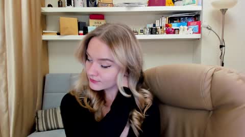Snapshot of kara_smith_ chatting on 12.28.24 Kara. Off from 15th till 24th of December online show from 12.28.24