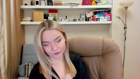 Snapshot of kara_smith_ chatting on 02.27.25 Kara. Off from 15th till 24th of December online show from 02.27.25