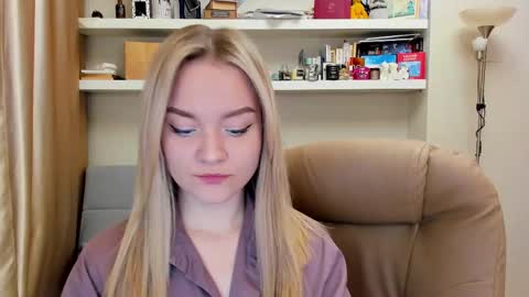Snapshot of kara_smith_ chatting on 03.12.25 Kara. Off from 15th till 24th of December online show from 03.12.25