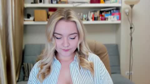 Snapshot of kara_smith_ chatting on 09.19.25 Kara. Off from 15th till 24th of December online show from 09.19.25