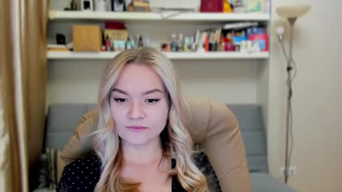 Snapshot of kara_smith_ chatting on 10.17.25 Kara. Off from 15th till 24th of December online show from 10.17.25