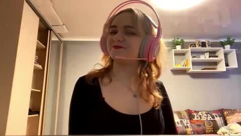 Snapshot of kariejenison chatting on 11.08.25 Im Olivia online show from 11.08.25