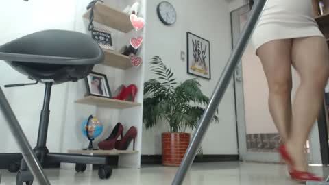 Snapshot of karinbellee chatting on 01.12.25 Karin online show from 01.12.25