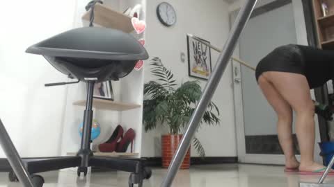 Snapshot of karinbellee chatting on 01.24.25 Karin online show from 01.24.25