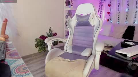 Snapshot of karol_elegance_ chatting on 03.12.25 karol online show from 03.12.25