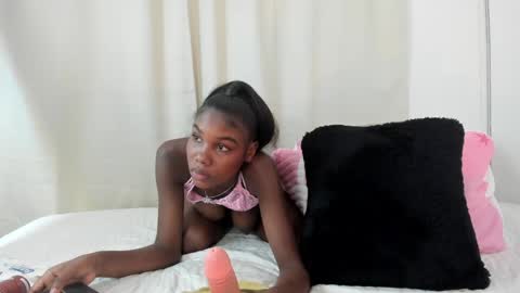 karol_w10 online show from 02.26.25