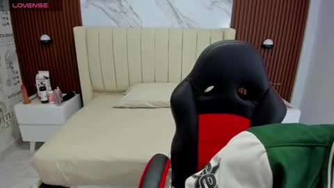 Snapshot of karolandluna chatting on 02.06.25 Karol and Luna online show from 02.06.25