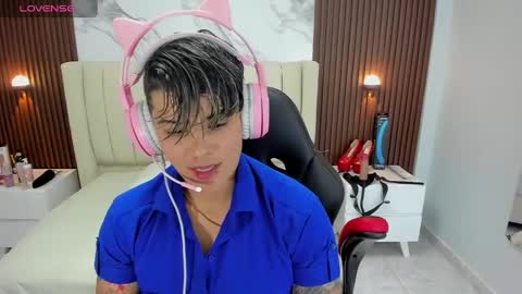 Snapshot of karolandluna chatting on 02.10.25 Karol and Luna online show from 02.10.25