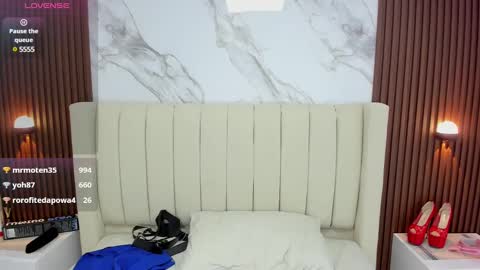 Snapshot of karolandluna chatting on 02.10.25 Karol and Luna online show from 02.10.25