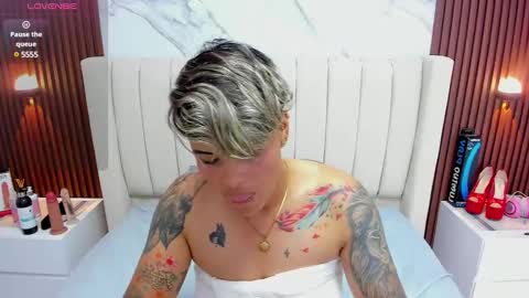 Snapshot of karolandluna chatting on 02.12.25 Karol and Luna online show from 02.12.25