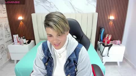 Snapshot of karolandluna chatting on 02.17.25 Karol and Luna online show from 02.17.25