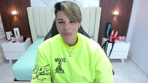 Snapshot of karolandluna chatting on 02.24.25 Karol and Luna online show from 02.24.25