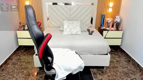 Snapshot of karolandluna chatting on 09.17.25 Karol and Luna online show from 09.17.25