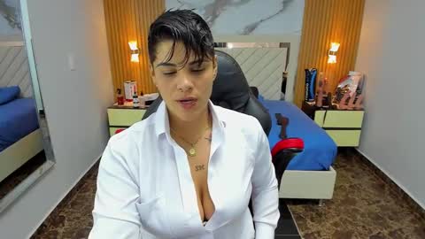 Snapshot of karolandluna chatting on 10.17.25 Karol and Luna online show from 10.17.25