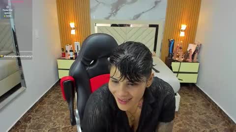 Snapshot of karolandluna chatting on 10.18.25 Karol and Luna online show from 10.18.25