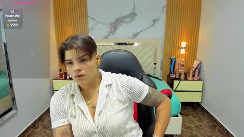 Snapshot of karolandluna chatting on 10.25.25 Karol and Luna online show from 10.25.25