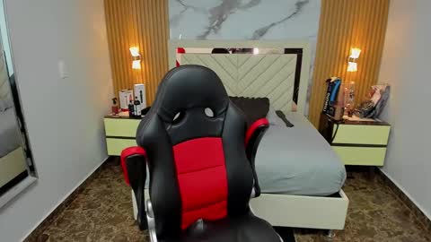 Snapshot of karolandluna chatting on 10.27.25 Karol and Luna online show from 10.27.25