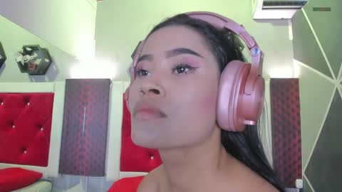Snapshot of karoll014 chatting on 04.27.26 Karol online show from 04.27.26