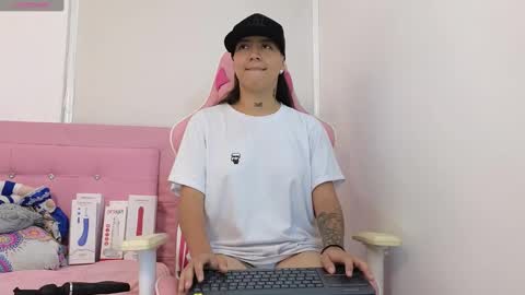 Snapshot of karollhorny chatting on 02.24.25 Karol online show from 02.24.25