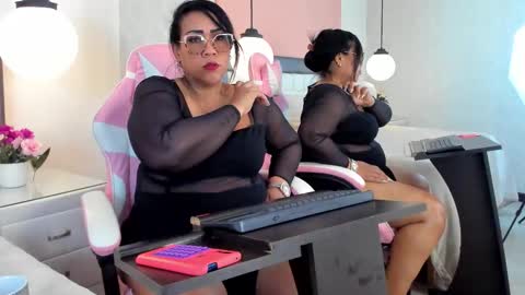 karolwest_ online show from 11.04.25