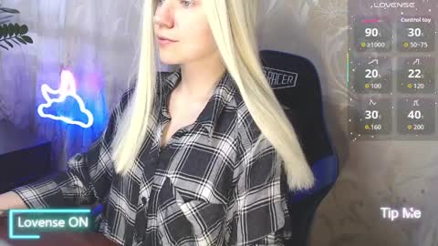 Snapshot of karolynafox chatting on 04.02.26 Caroline Fox online show from 04.02.26