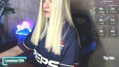 Snapshot of karolynafox chatting on 04.09.26 Caroline Fox online show from 04.09.26
