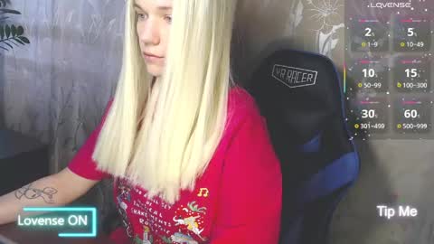 Snapshot of karolynafox chatting on 04.15.26 Caroline Fox online show from 04.15.26