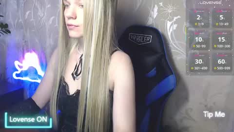 Snapshot of karolynafox chatting on 05.16.26 Caroline Fox online show from 05.16.26