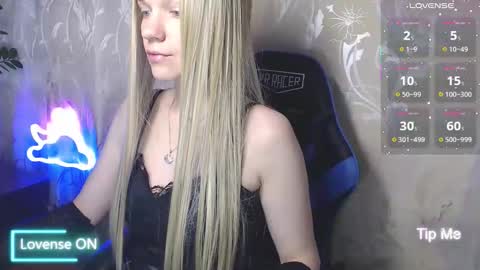 Snapshot of karolynafox chatting on 05.16.26 Caroline Fox online show from 05.16.26