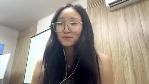 Snapshot of karrenmelbye chatting on 07.04.26 Mia online show from 07.04.26