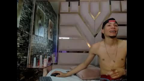 Snapshot of katalellaandlayan chatting on 01.12.26 Kata And Layan online show from 01.12.26