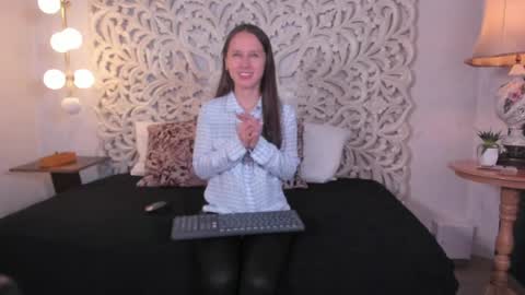 Snapshot of kate_thompson_ chatting on 05.25.26 Kathe online show from 05.25.26