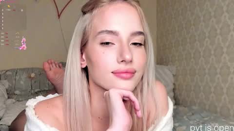 Snapshot of katebremar chatting on 12.15.25 online show from 12.15.25