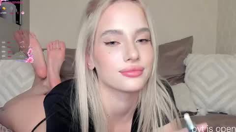 Snapshot of katebremar chatting on 12.16.25 online show from 12.16.25