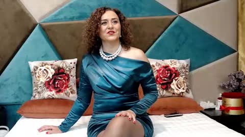 KateQueenston --  online show from 10.20.25