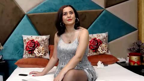 KateQueenston --  online show from 11.26.25