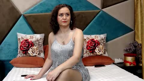 KateQueenston --  online show from 12.20.25