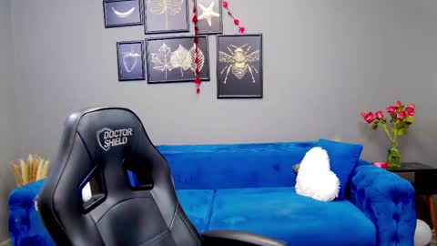 Snapshot of katewalker_ chatting on 02.19.25 Kate online show from 02.19.25